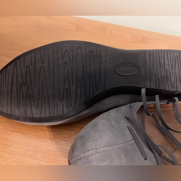 Comfortiva with pillowtop ballet flats. Light grey leather upper. Elastic straps - Picture 5 of 7